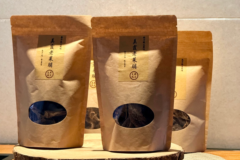 劉美霞以古法長年醃藏熟成的3年老蘿蔔乾袋裝伴手禮