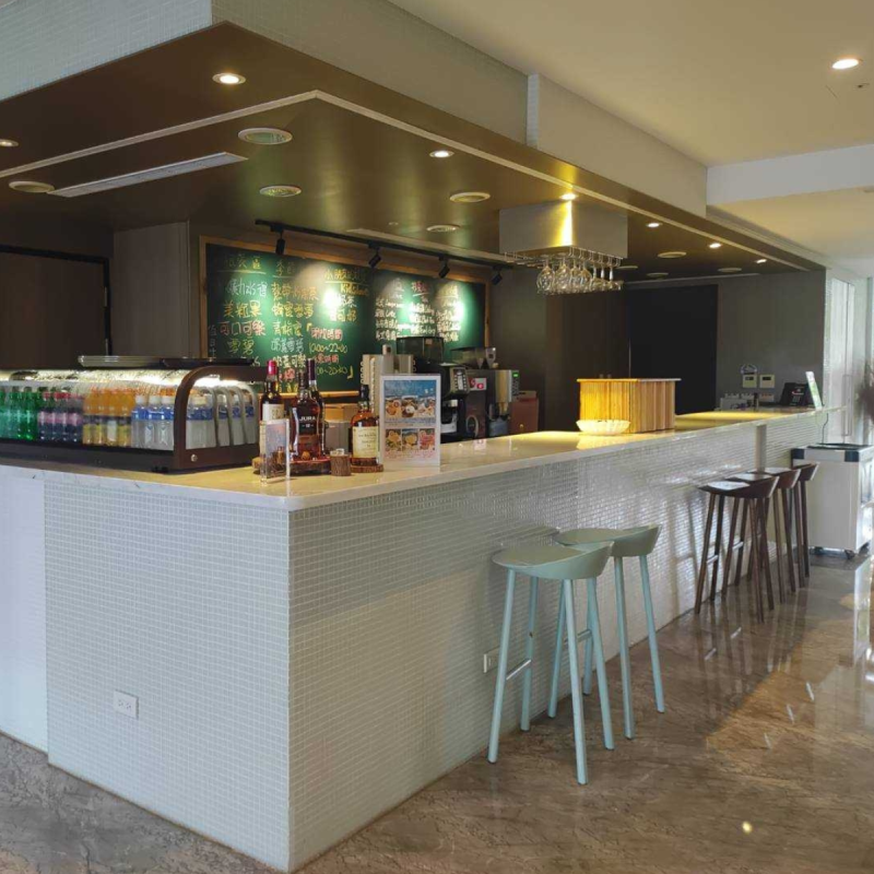 馥蘭朵墾丁飯店室內吧台與休憩空間